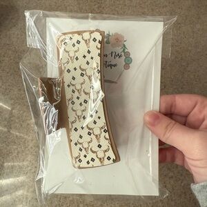 Elegant Beige Hair Clip